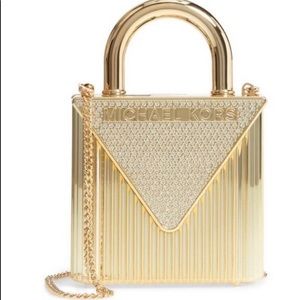 MICHAEL KORS MERCER GOLD OVERSIZED LOCK CLUTCH.